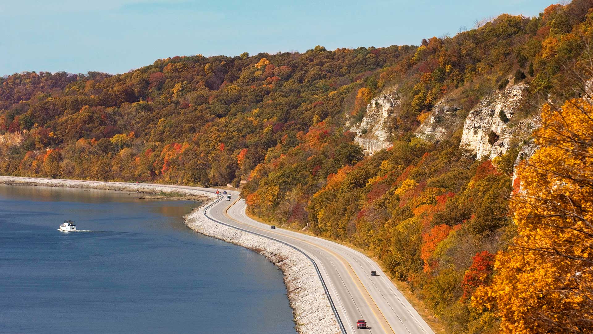 Great River Road in Illinois in the fall