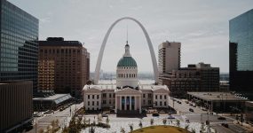 Gateway Arch and historic courthouse in downtown St. Louis, Missouri