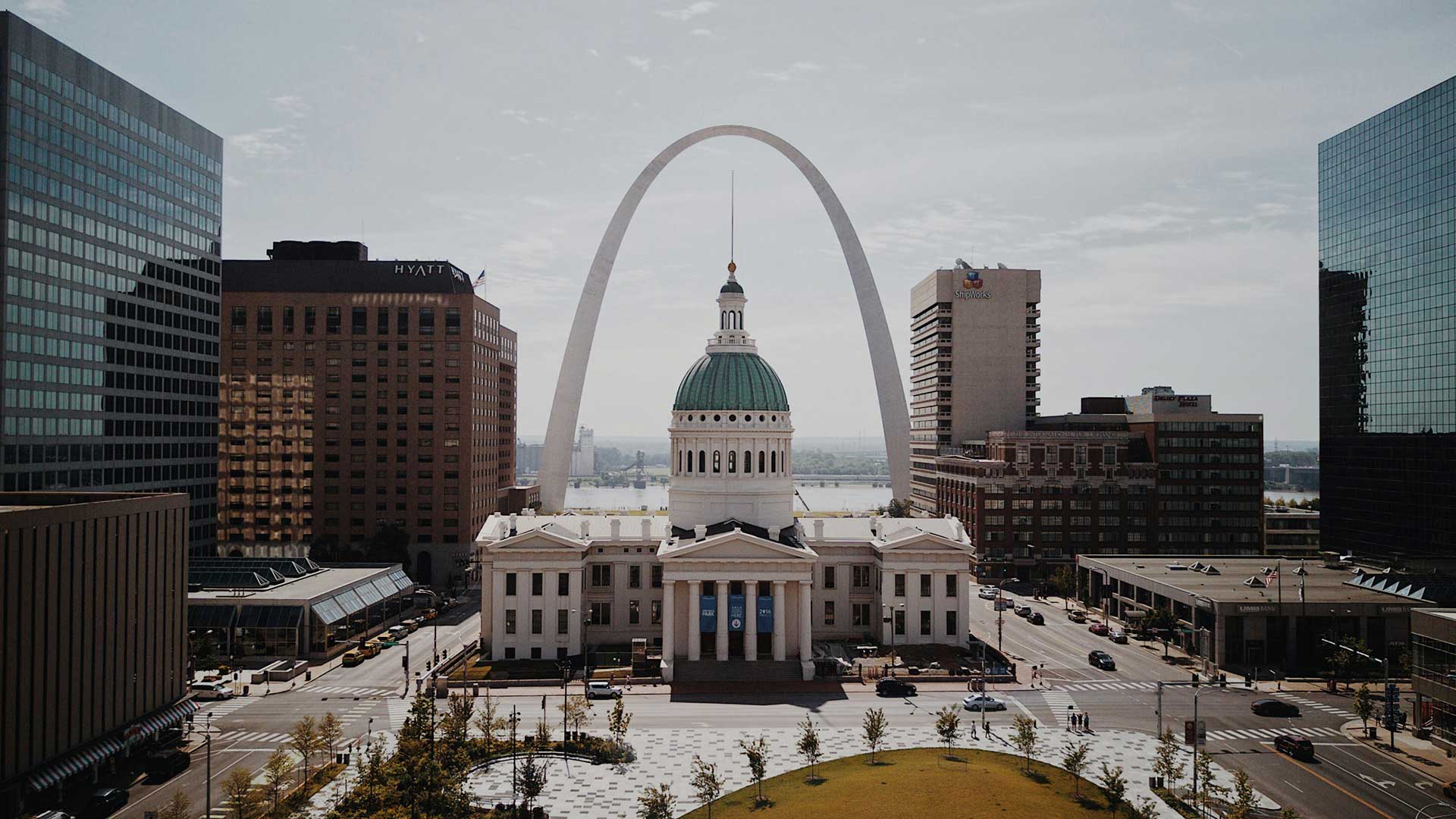 Gateway Arch and historic courthouse in downtown St. Louis, Missouri